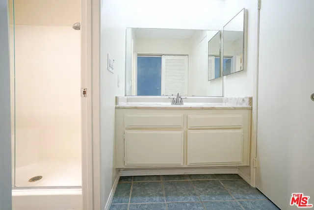 5760 Owensmouth Avenue 14, Woodland Hills, California 91367
