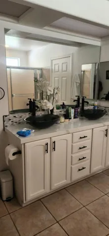 Bathroom 13639041346675594991