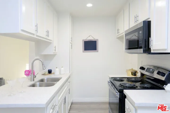 538 S Manhattan Place 304, Los Angeles, California 90020