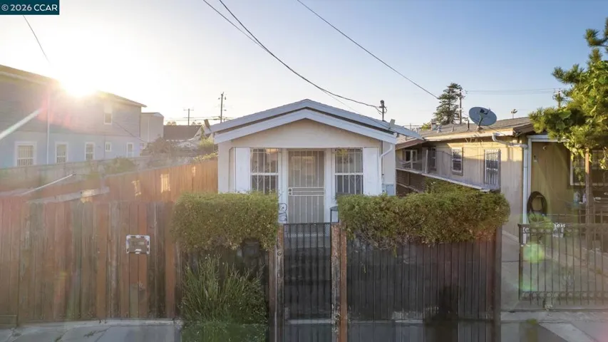 1031 70th Ave, Oakland, California 94621-3213
