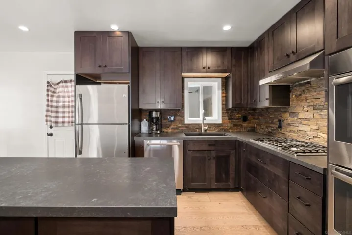 3939 Santa Cruz Avenue, San Diego, California 92107