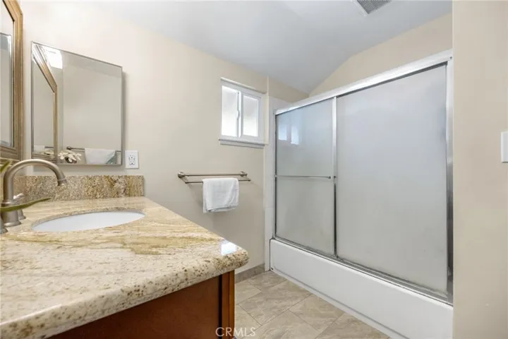 Upstairs-Common Bathroom