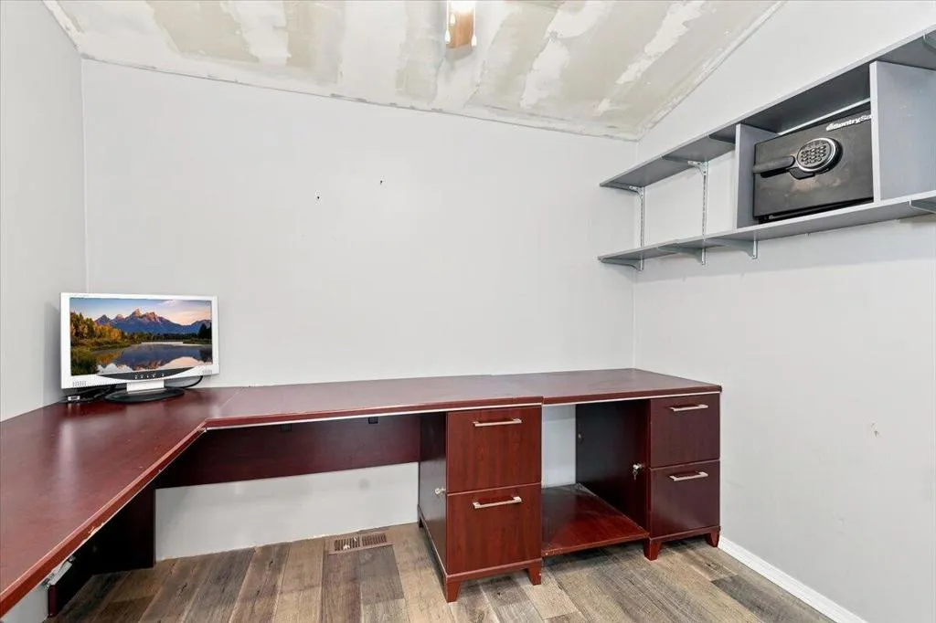 43-Office Aea