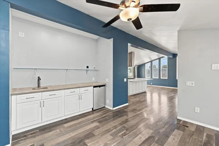 42-Family Room with Wetbar