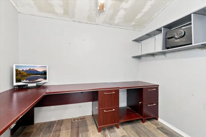 43-Office Aea