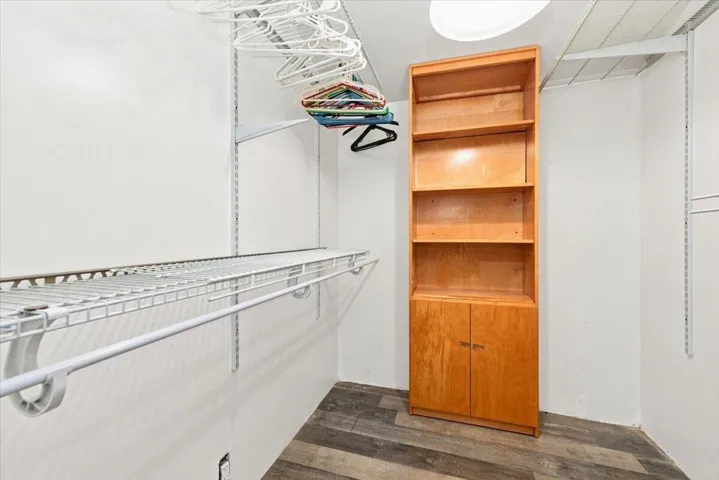48-Walk In Closet