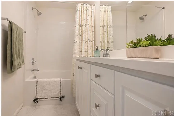 Bed suite 2 Bathroom - Surf barn door bedroom_angle_door2