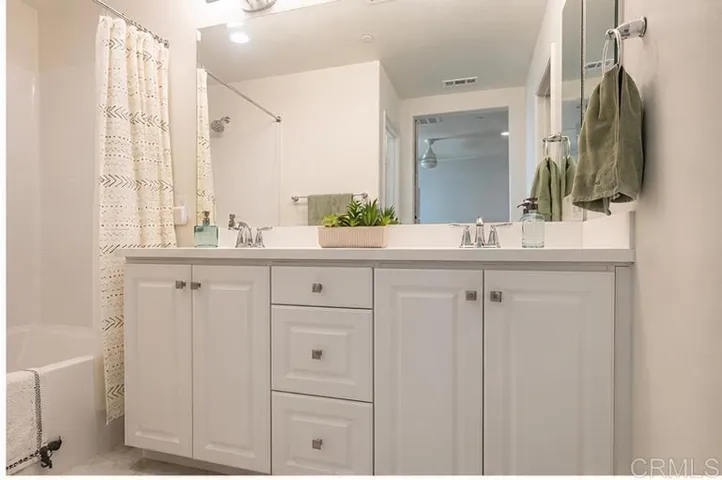 Bed suite 2 Bathroom - Surf barn door bedroom_angle_door2