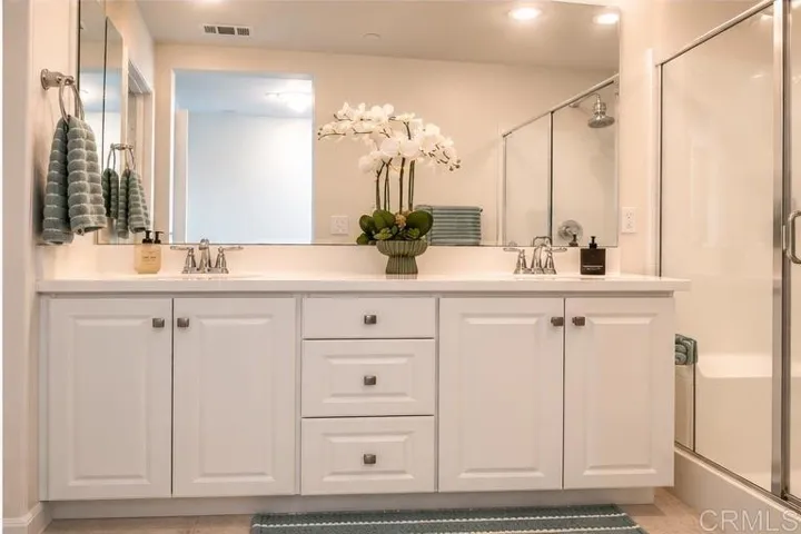 Primary bathroom - Modern serene bedroom - with En suite Bathroom