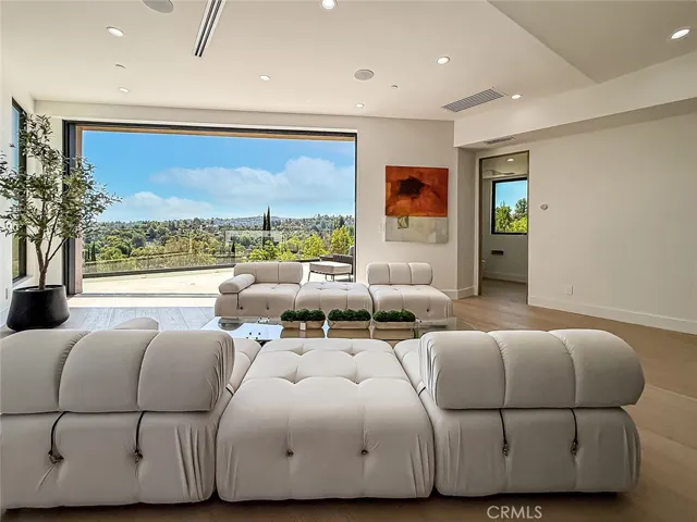 5130 Medina, Woodland Hills, California 91364