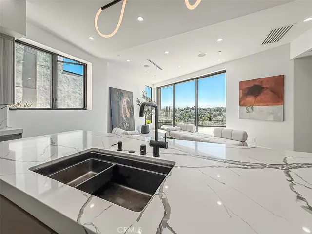 5130 Medina, Woodland Hills, California 91364