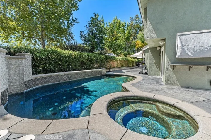 2 outdoor TV for your summer entertainment