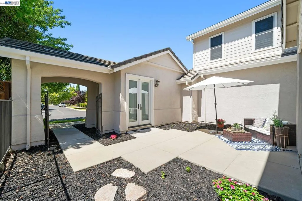 Courtyard view of detached bonus room