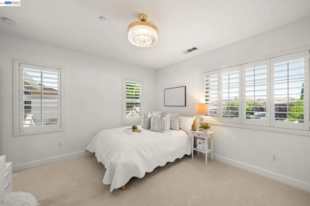 Upstairs ensuite (bedroom 4)