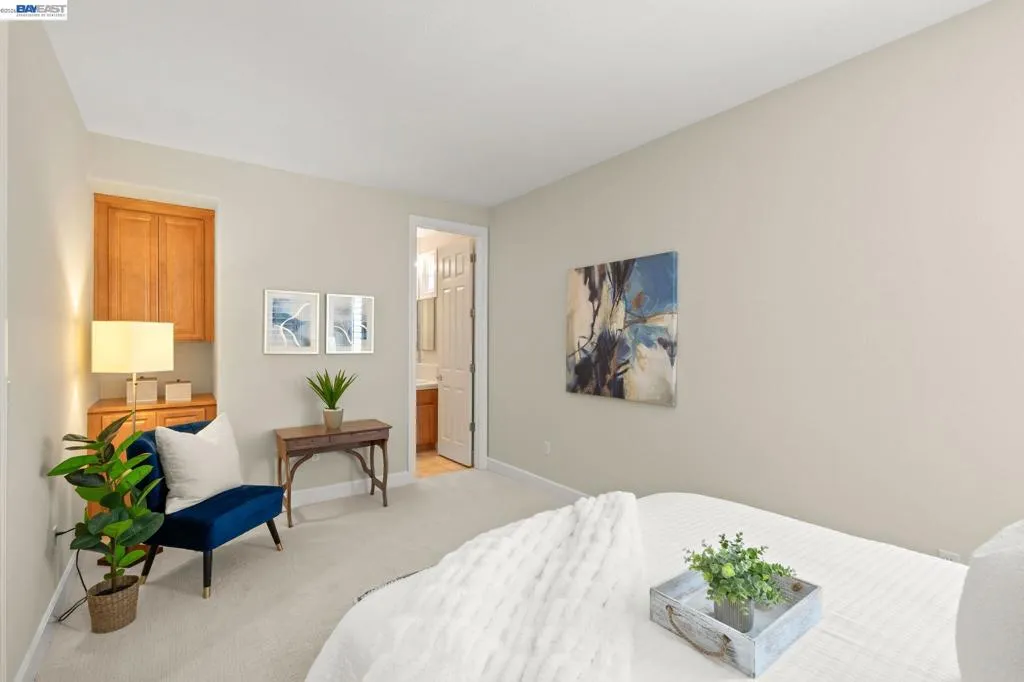 Main floor ensuite (5th bedroom)