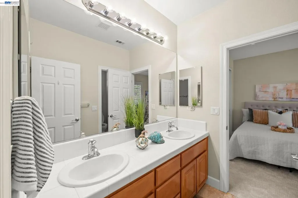 Upstairs full bathroom (2nd bathroom)