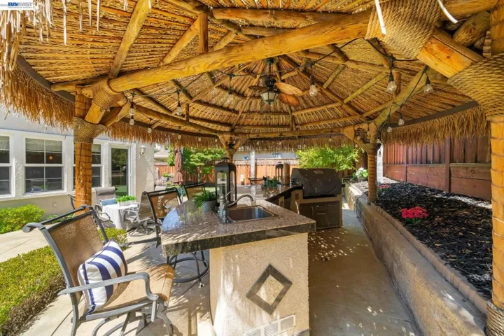 Outdoor dining/bar/BBQ