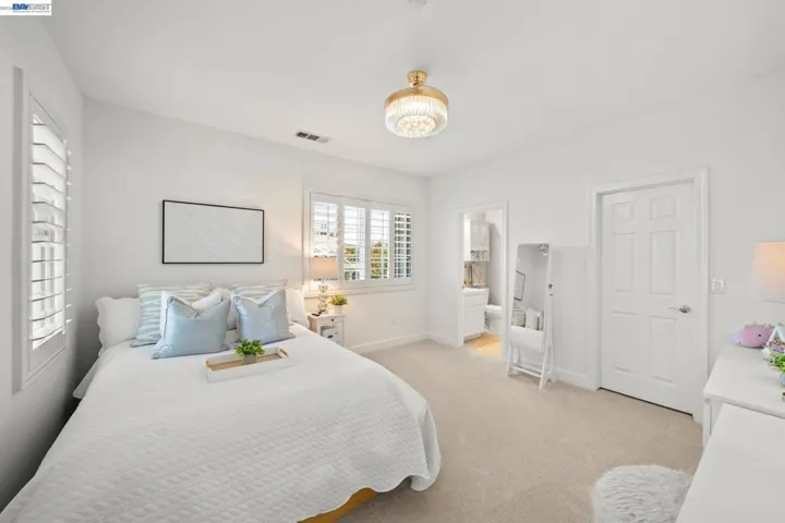 Upstairs ensuite (bedroom 4)