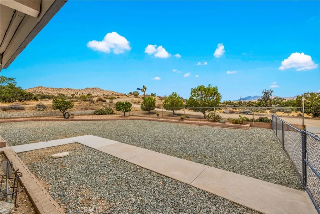 7889 Jemez, Yucca Valley, California 92284 — photo 4