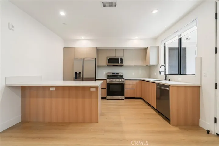 7510 Sepulveda Boulevard 204, Van Nuys, California 91405