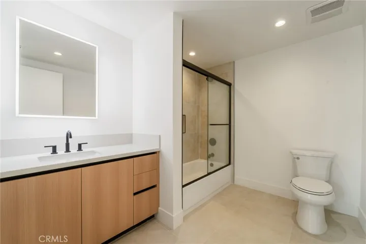 7510 Sepulveda Boulevard 204, Van Nuys, California 91405
