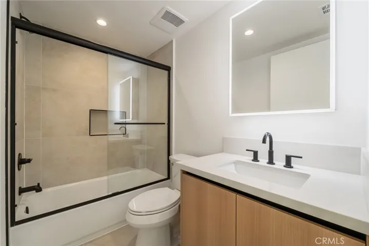 7510 Sepulveda Boulevard 204, Van Nuys, California 91405