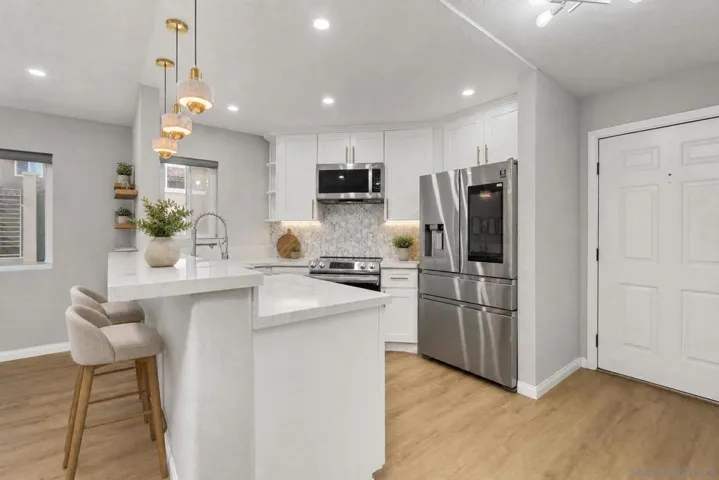 https://zimg.paragon.ice.com/ParagonImages/Property/PA/SDMLS/-530364/19/533/400/cad4fe21e48650d781905793f6abdd8a/3/d8a19b270d2fbdde14239d274eb5de6e/-530364-8c4057a5-f1a5-4d63-a640-1604d49bf950.JPG