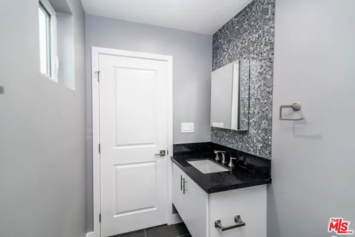 1625 S New Hampshire Avenue 1/2, Los Angeles, California 90006