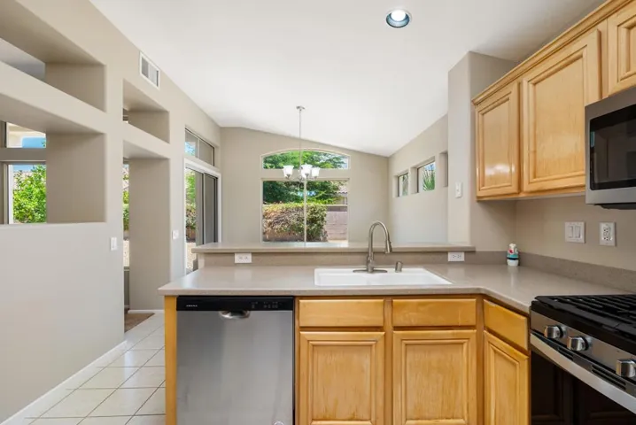 23-web-or-mls-DFChampagne_OPMG_0626_023