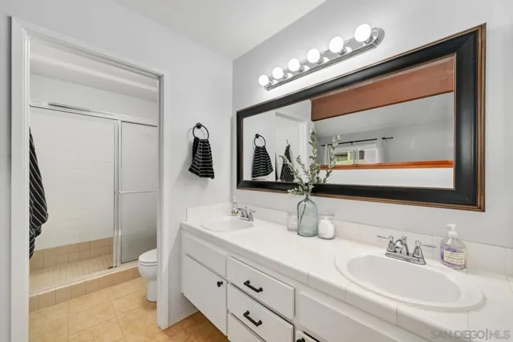 1242 River Glen Row 40, San Diego, California 92111