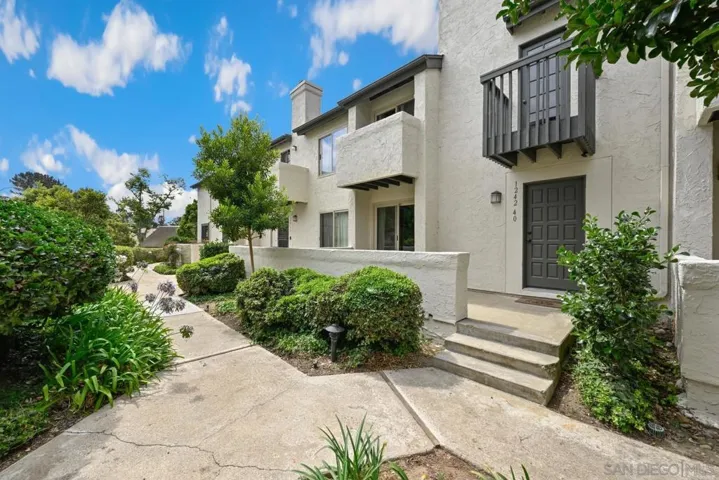 1242 River Glen Row 40, San Diego, California 92111