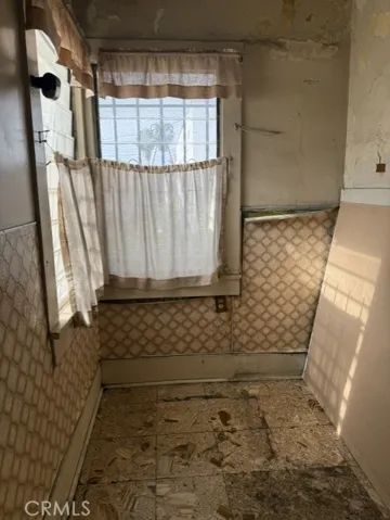 Bonus area off kitchen, you can take the wall  down to make kitchen larger