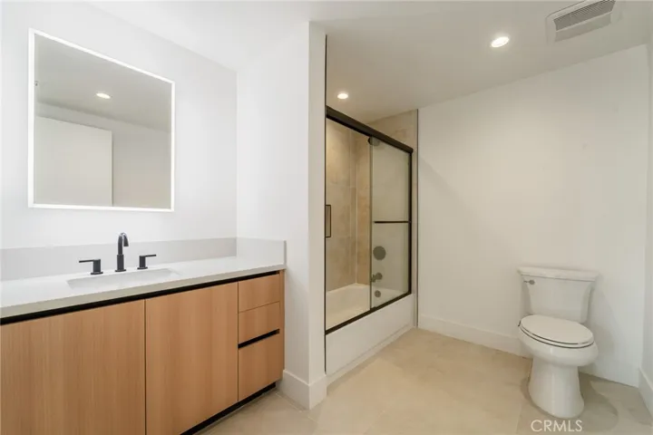 7510 Sepulveda Boulevard 304, Van Nuys, California 91405