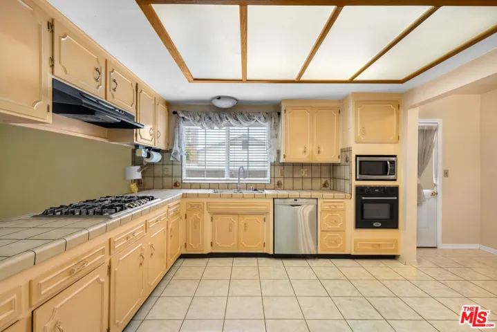 13930 Lakeside Street, Los Angeles, California 91342