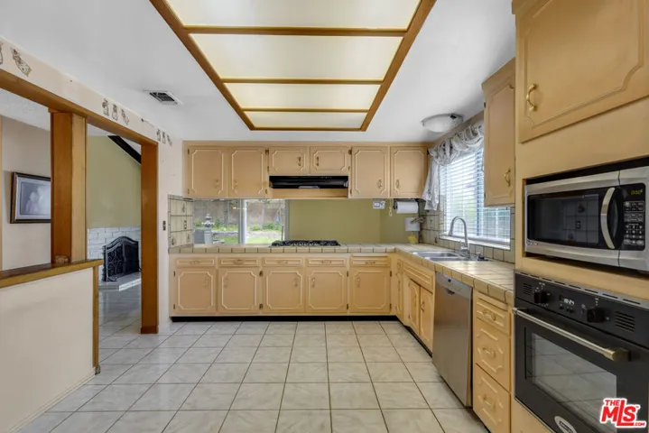 13930 Lakeside Street, Los Angeles, California 91342