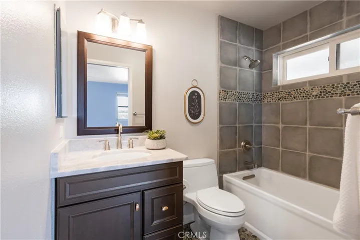 This full bath is for the 2nd bedroom