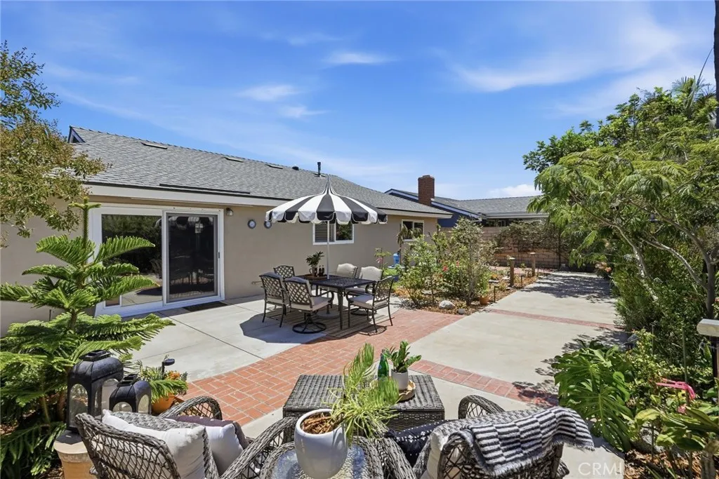 Large tropical yard, room for dining and outdoor entertaining