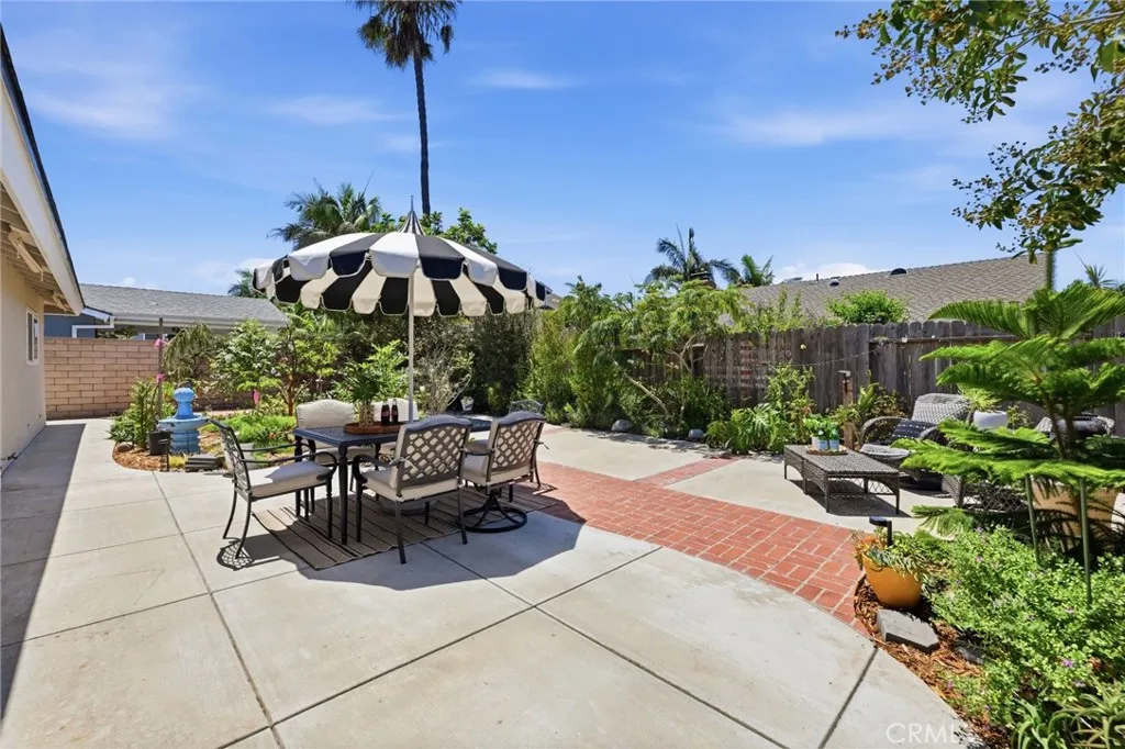Alfresco dining in your outdoor private back yard with well designed hardscaping