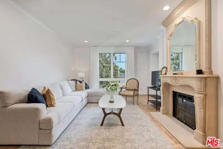 430 N Oakhurst Drive 202, Beverly Hills, California 90210