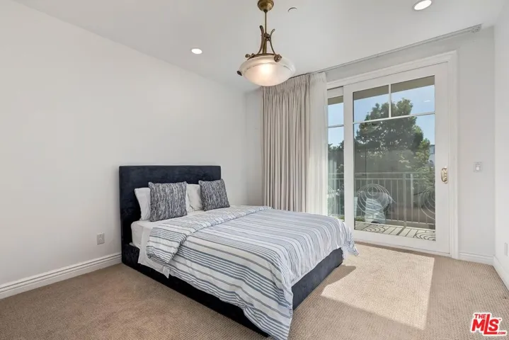 430 N Oakhurst Drive 202, Beverly Hills, California 90210