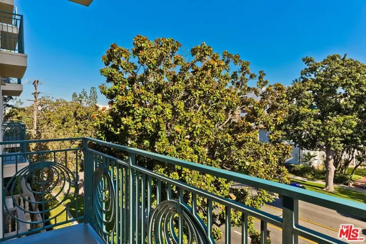 430 N Oakhurst Drive 202, Beverly Hills, California 90210