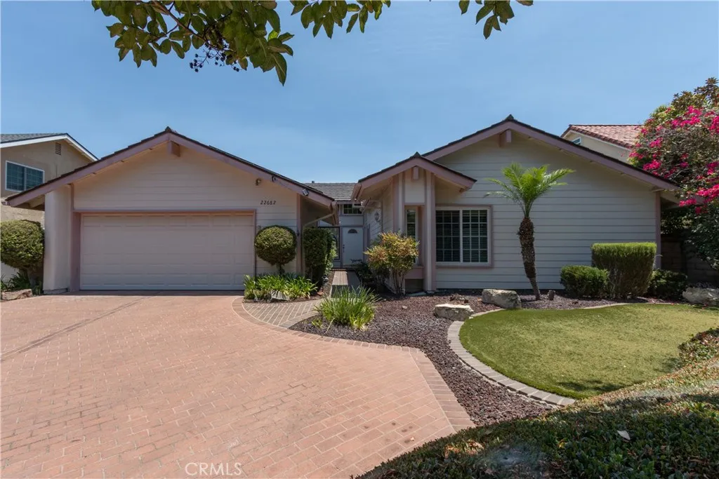 Single level cul-de-sac home with a gorgeous mountain view!