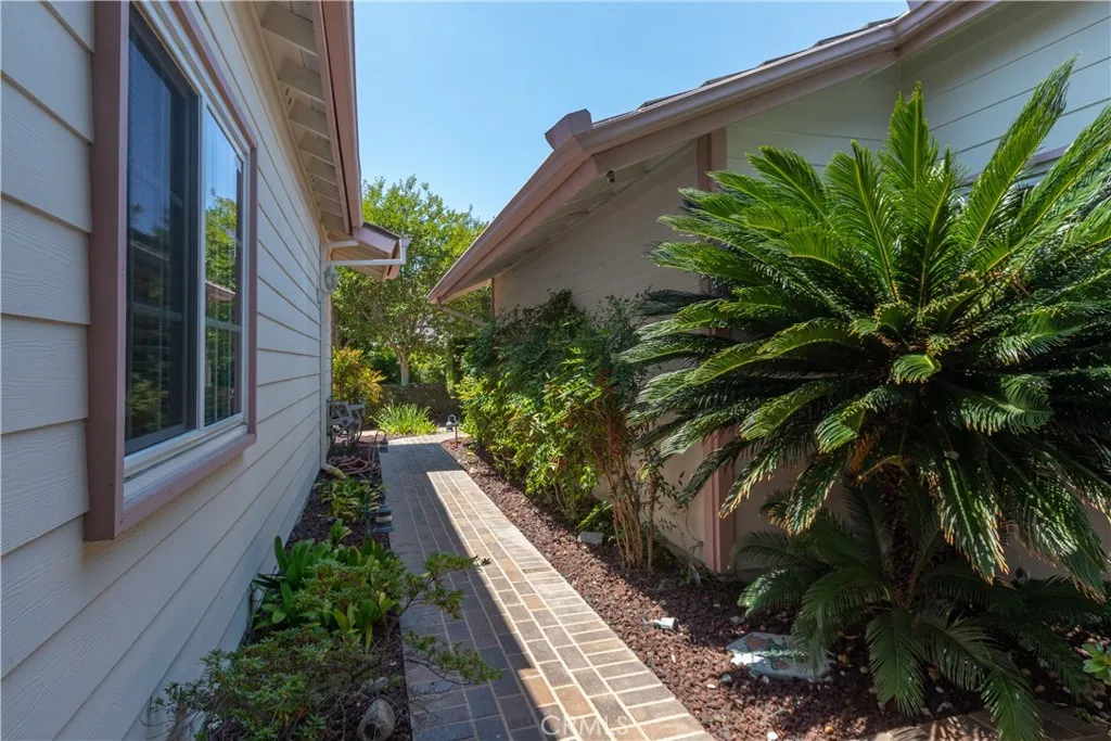 Very private entryway.