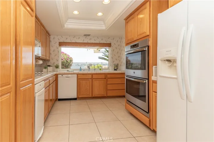 Double oven, compactor and dishwasher...