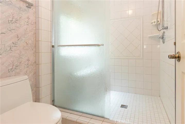 Separate room for shower and toilet in the primary suite.