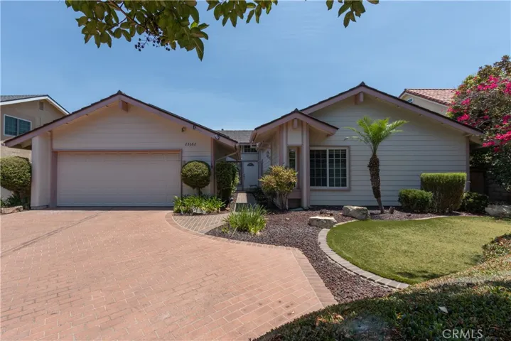 Single level cul-de-sac home with a gorgeous mountain view!