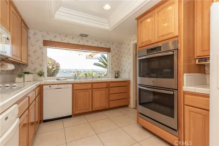 Super efficient with immaculate tile counters!