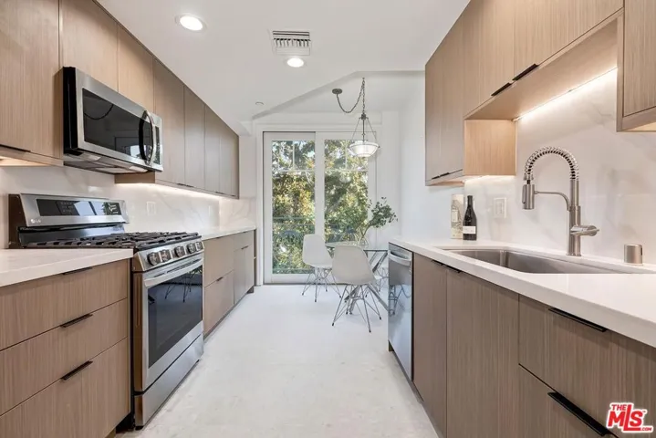 430 N Oakhurst Drive 202, Beverly Hills, California 90210