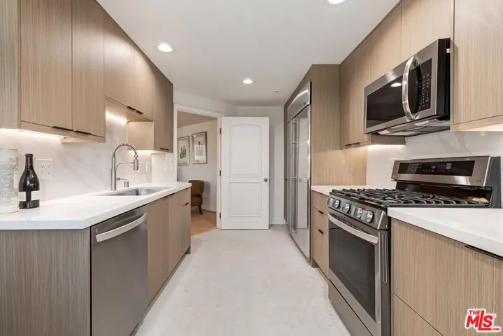 430 N Oakhurst Drive 202, Beverly Hills, California 90210