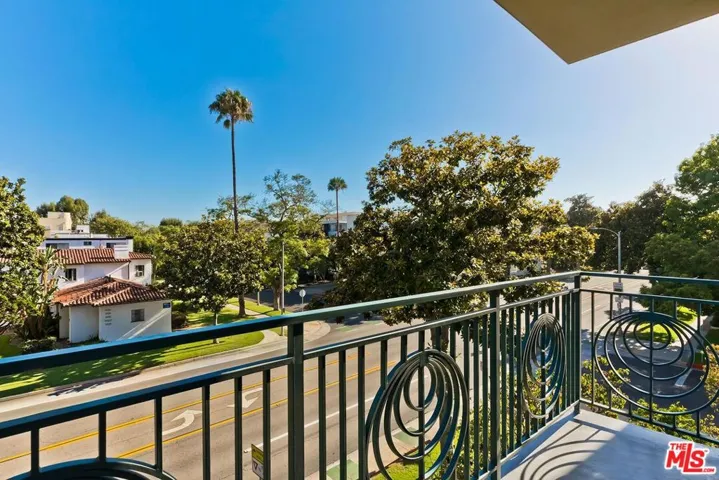 430 N Oakhurst Drive 202, Beverly Hills, California 90210